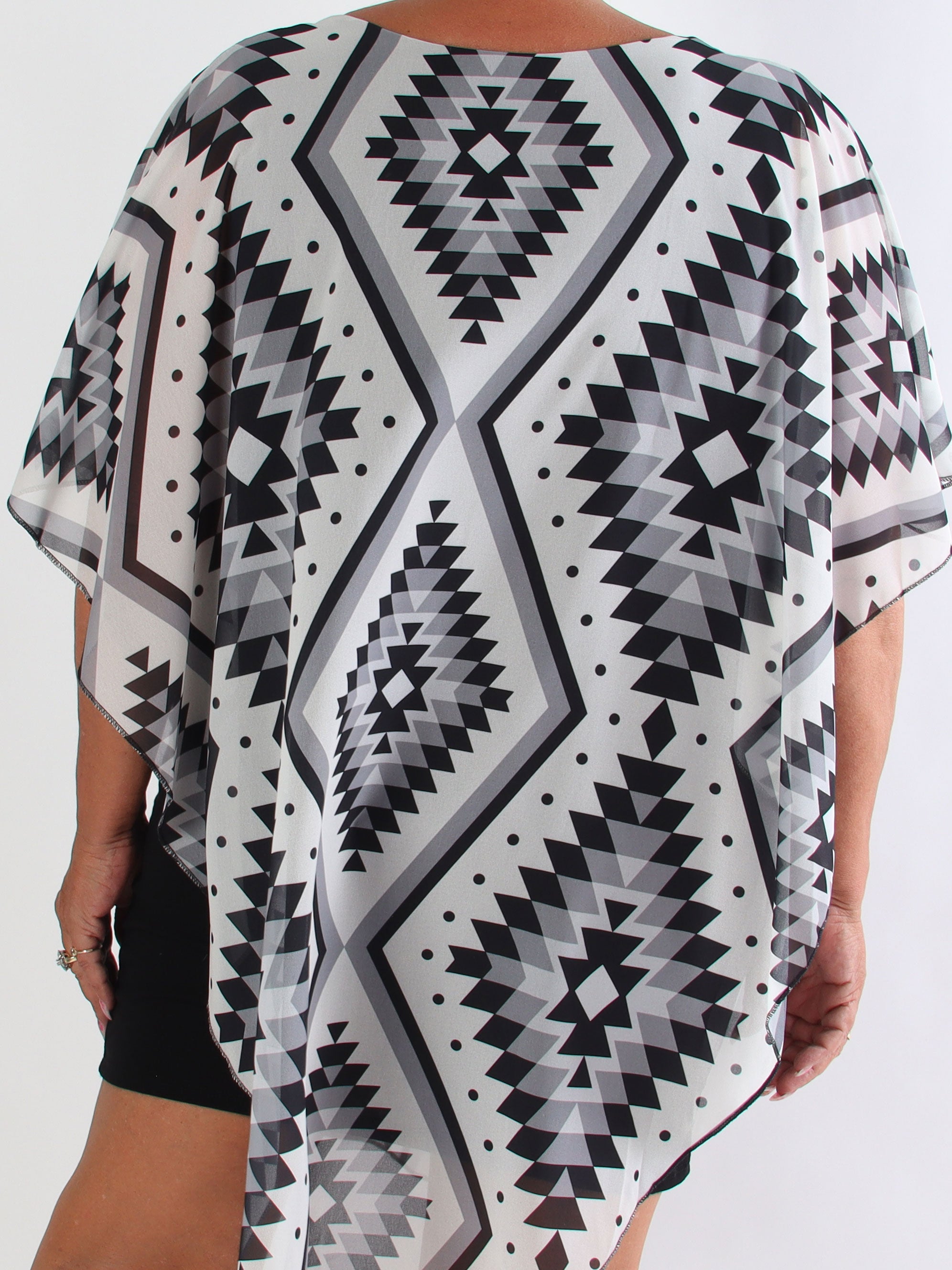 Kenya Graphic - Plus size kjole med et let grafiskmønstret chiffonstykke